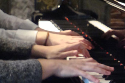 Les mains des soeurs Bizjak sur le Grand Steinway de concert Elles jouent Petrouchka de Stravinski